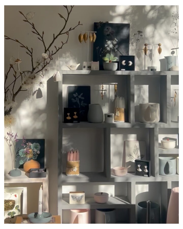 Wow, we are finally set up in amongst the beautiful moss, plants, flowers and fairy lights at the top of Totnes High Street @dutchqualityflowers 🌿

We will be here together with the lovely @lucybehrensjewellery @allison_sylvester nestled in amongst 