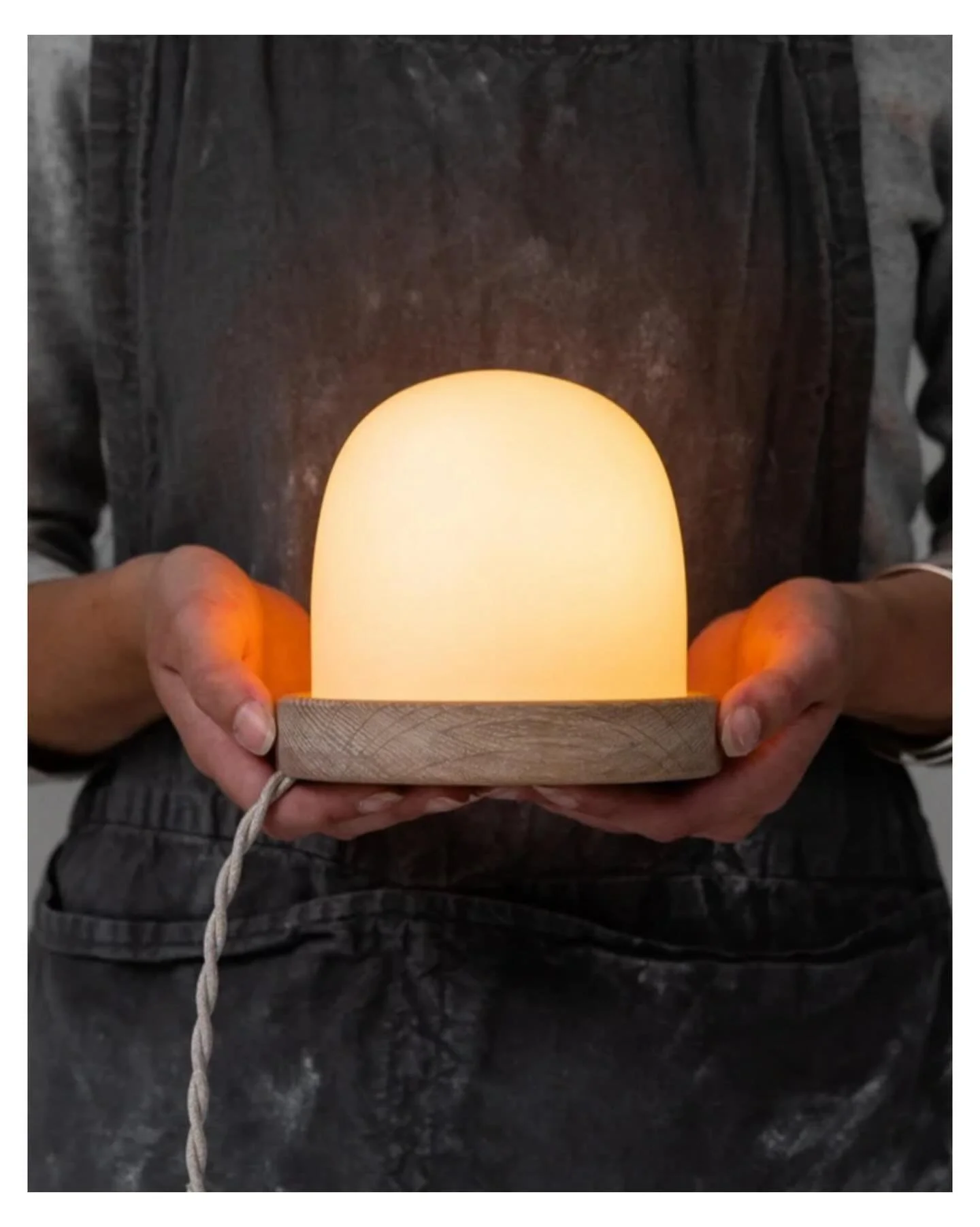 As the days are getting shorter, I&rsquo;m loving the lighting even more ✨

This is our small dome light, porcelain dome sitting on an oak base (made by the lovely @fryth_made ) with our linen colored twist cable and small switch.

The glow that the 