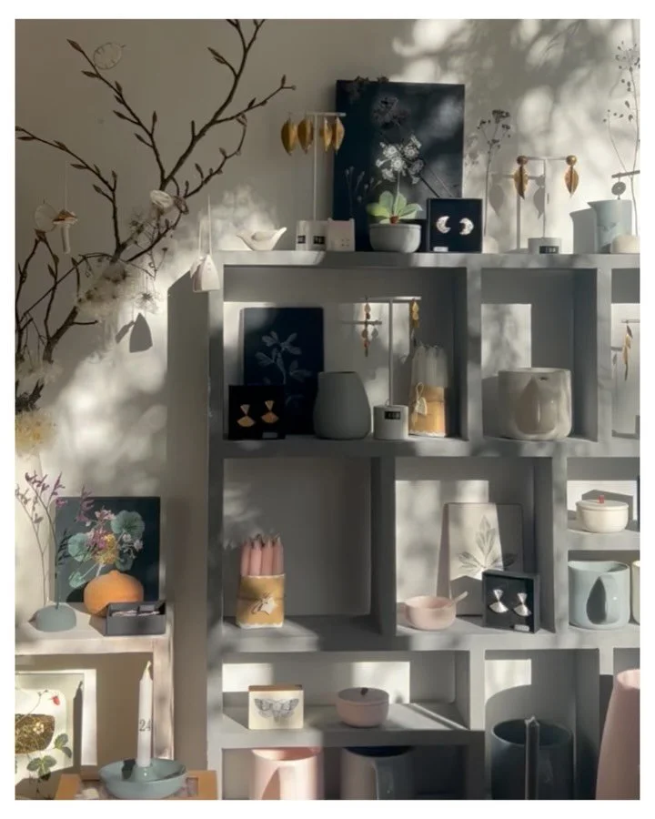 Wow, we are finally set up in amongst the beautiful moss, plants, flowers and fairy lights at the top of Totnes High Street @dutchqualityflowers 🌿

We will be here together with the lovely @lucybehrensjewellery @allison_sylvester nestled in amongst 