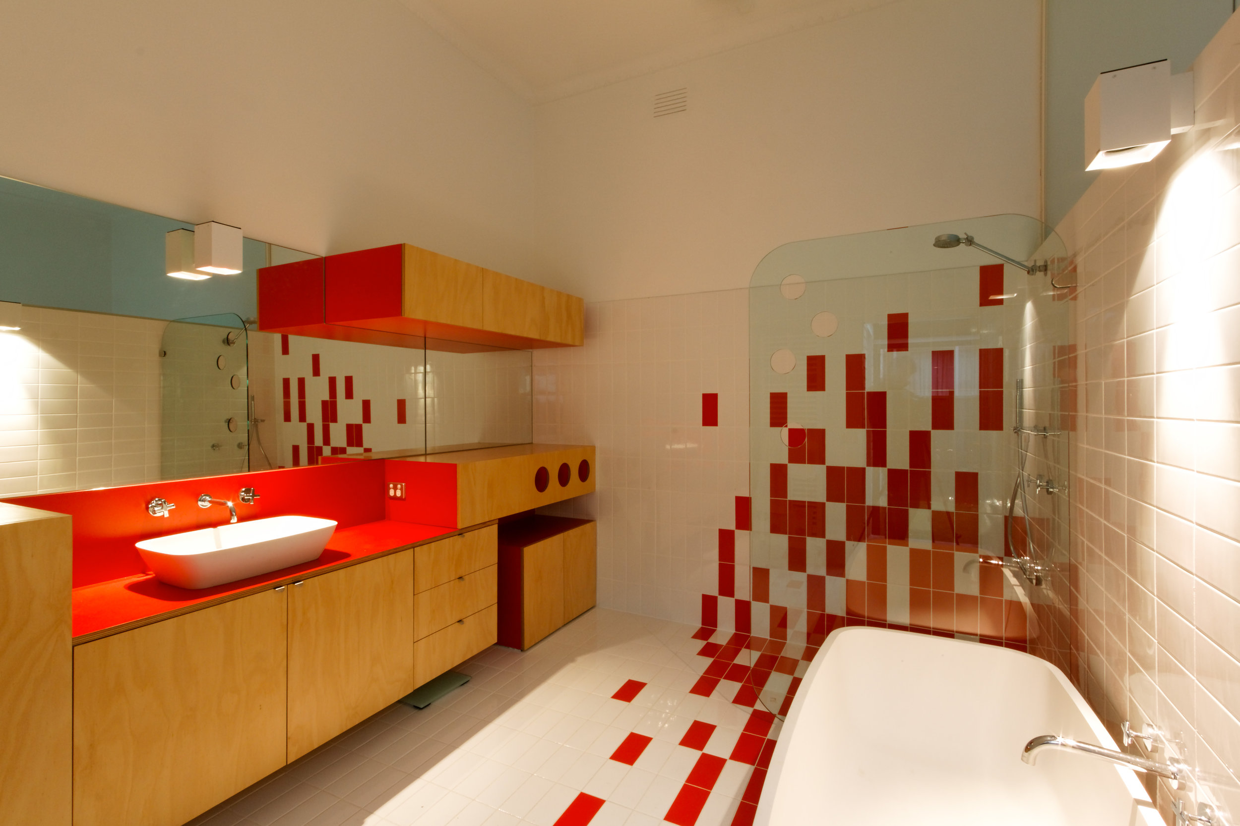 Красная плитка в ванной plitka vanny ru. Красно белая ванная комната. Ванная в красно-белом цвете. Ванная в Красном цвете. Ванная комната с красными акцентами.