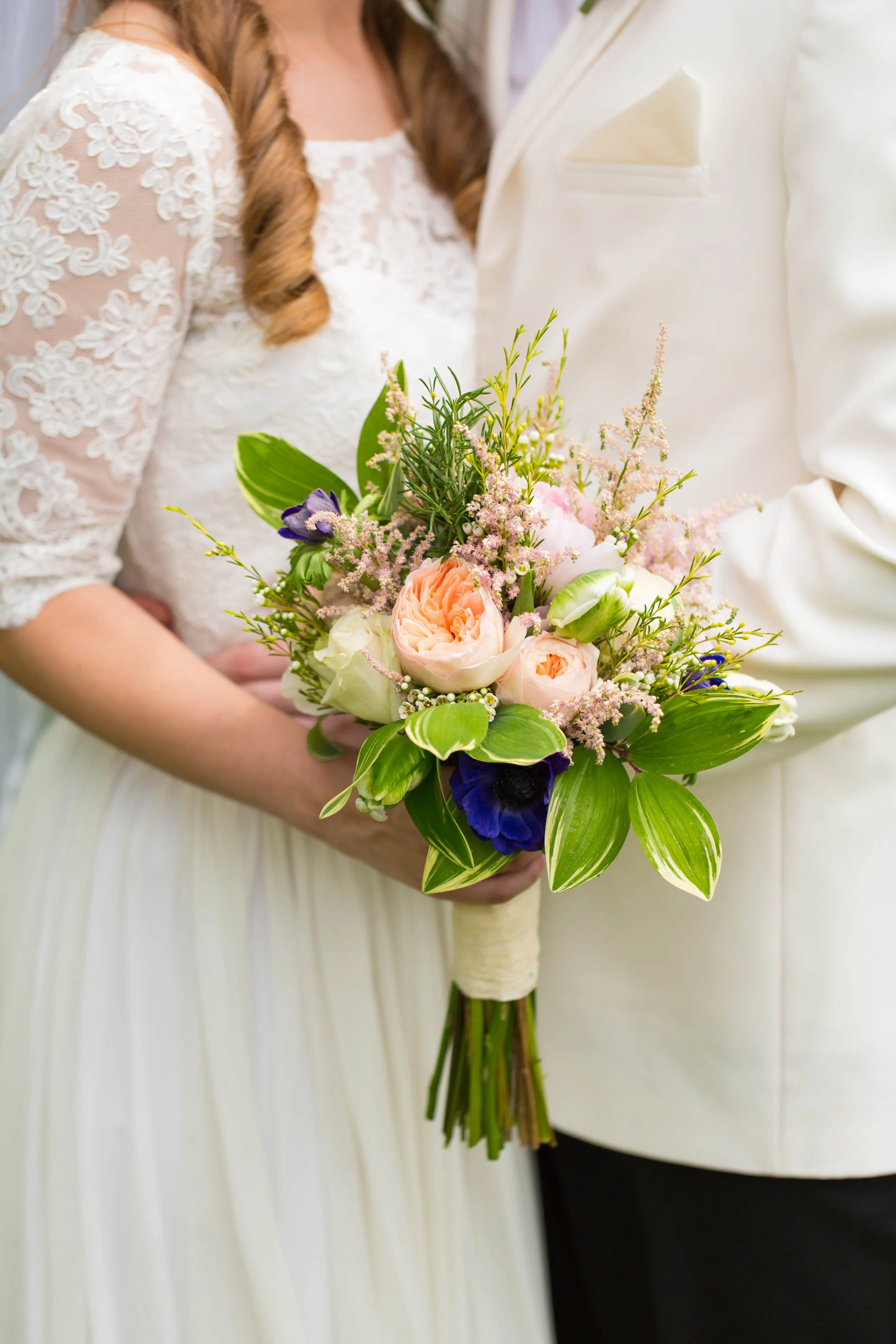 This peach garden rose bouquet by Atlanta florist Michelle Goodman was the perfect arrangement for Jenna's classic Southern wedding at Oakton House and Gardens .