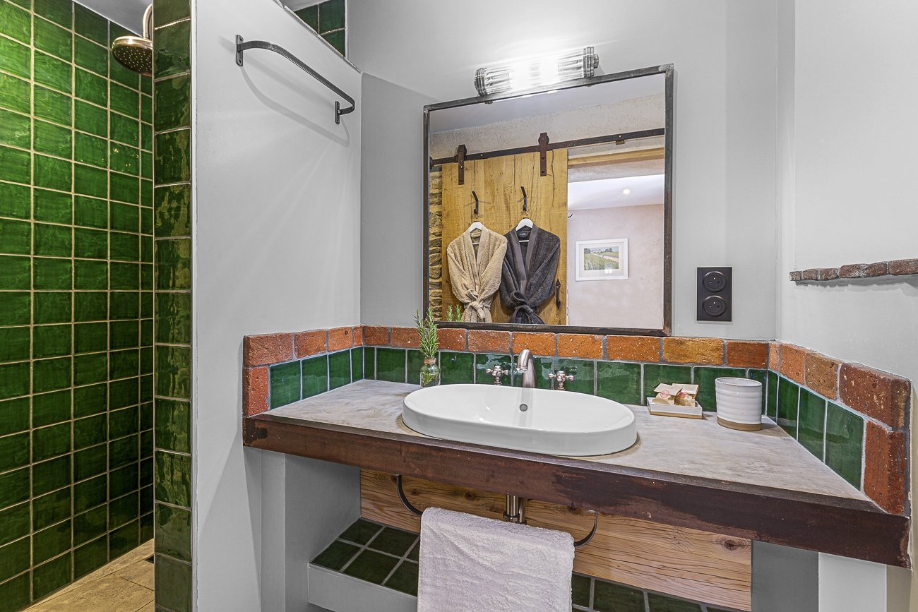 Garouille bathroom.jpg