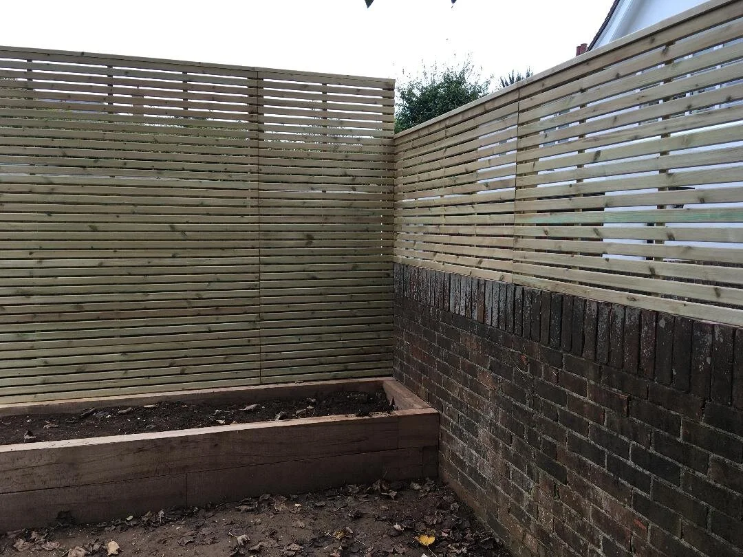 Slatted fence and oak sleeper bed, Hove