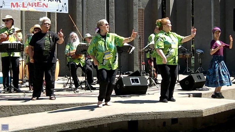 Kapalakiko on stage.jpg