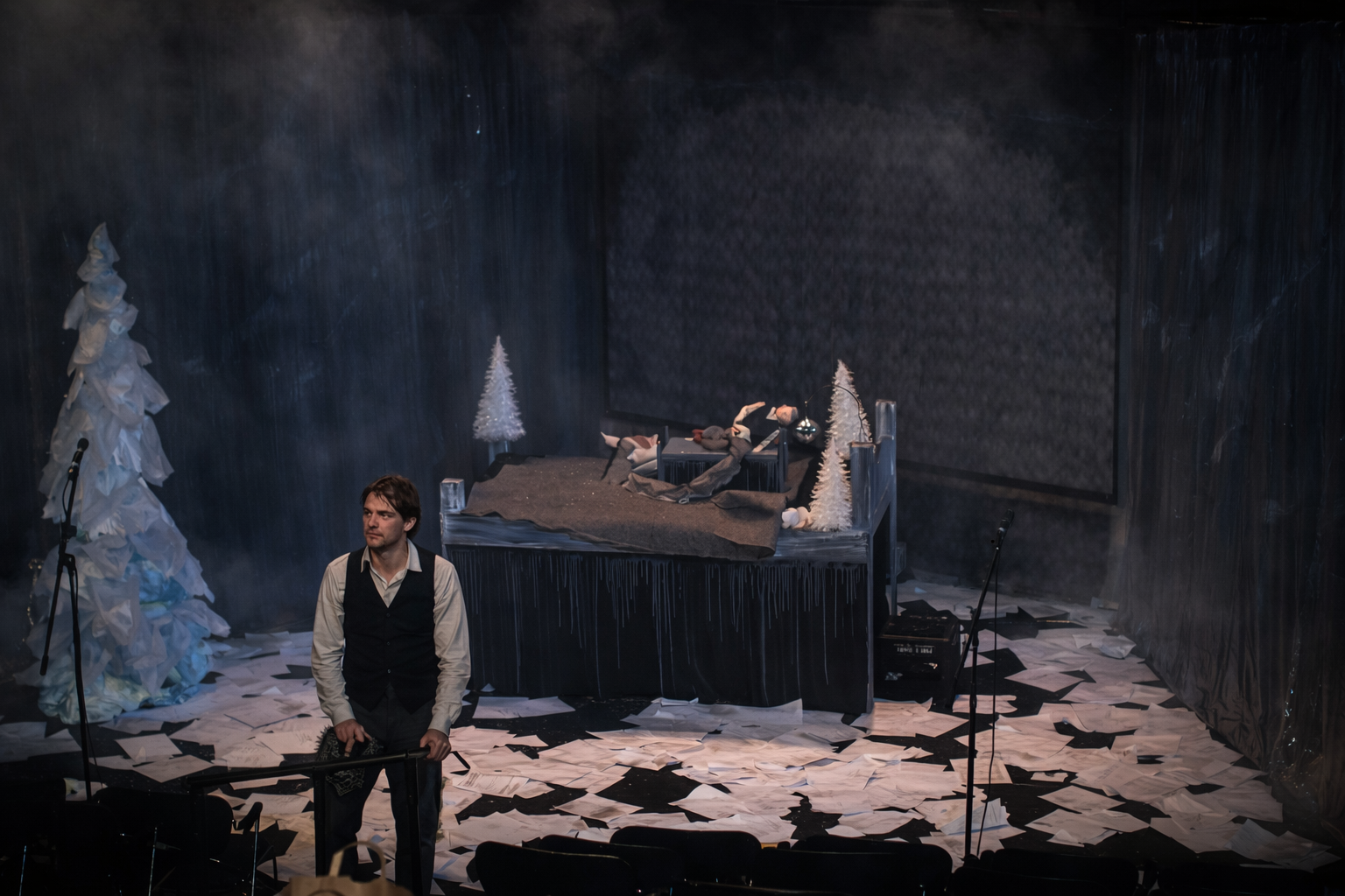 Scene from Voolf, directed by Chris Garcia Peak and devised by Cock and Bull Arts, featuring Tuckie White, Eddy Karch, Sarah Hecht, and Kristen King, produced in Chicago at the Gunder Mansion.