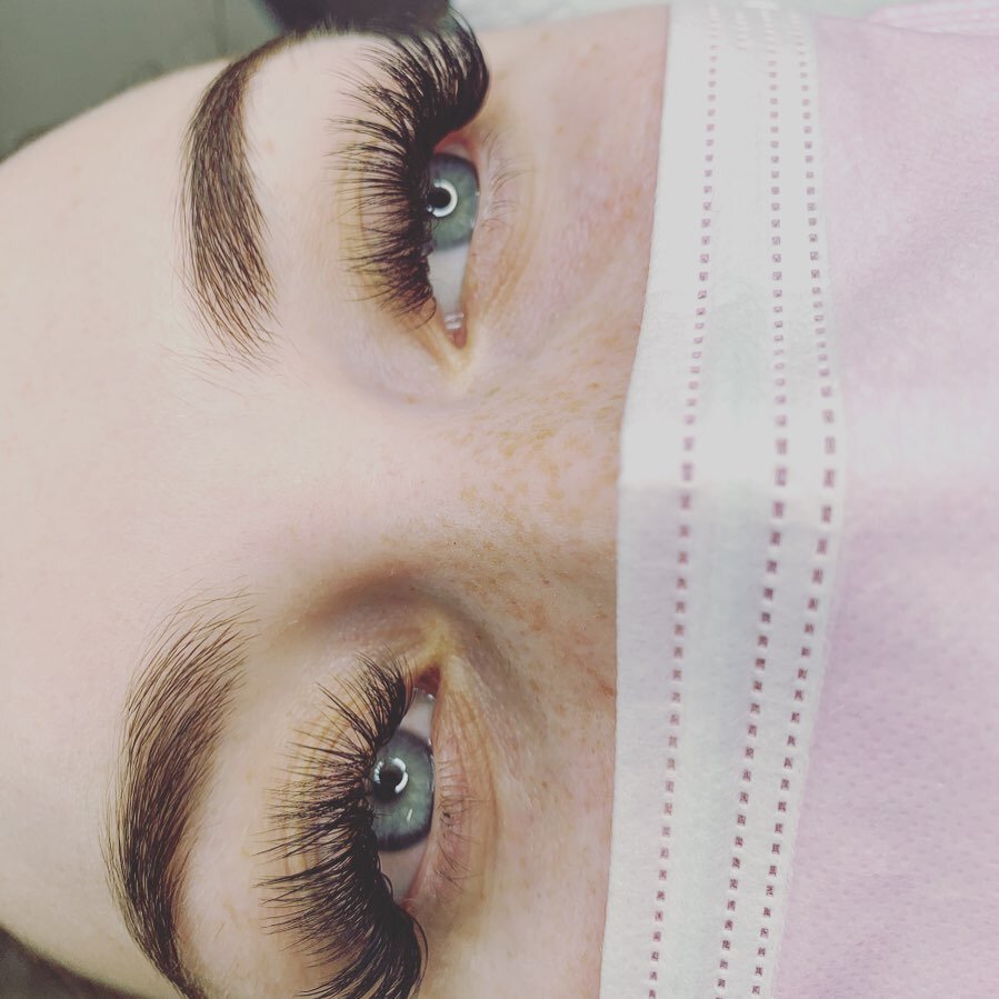 Volume lashes 
❤️😍
__________________________
* 📆 By appointment only 
* Book online www.beautybymarilyn.com
* Any questions 📲 text. (714) 814-7288
📍8550 Garden Grove Blvd #213 
  Garden Grove Ca 92844