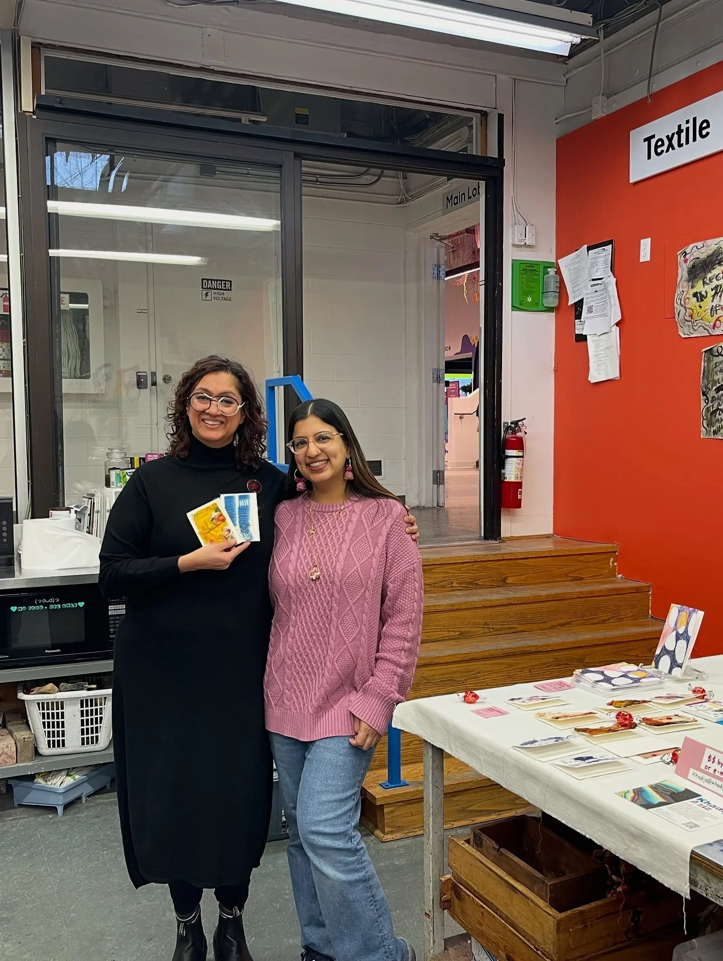 My first art buyer!! I&rsquo;ve participated in 3 craft markets this year (and in my life), all via my artist-residency at @harbourfrontcentre. It&rsquo;s a different experience making art for the purpose of selling, and I&rsquo;m grateful to have st