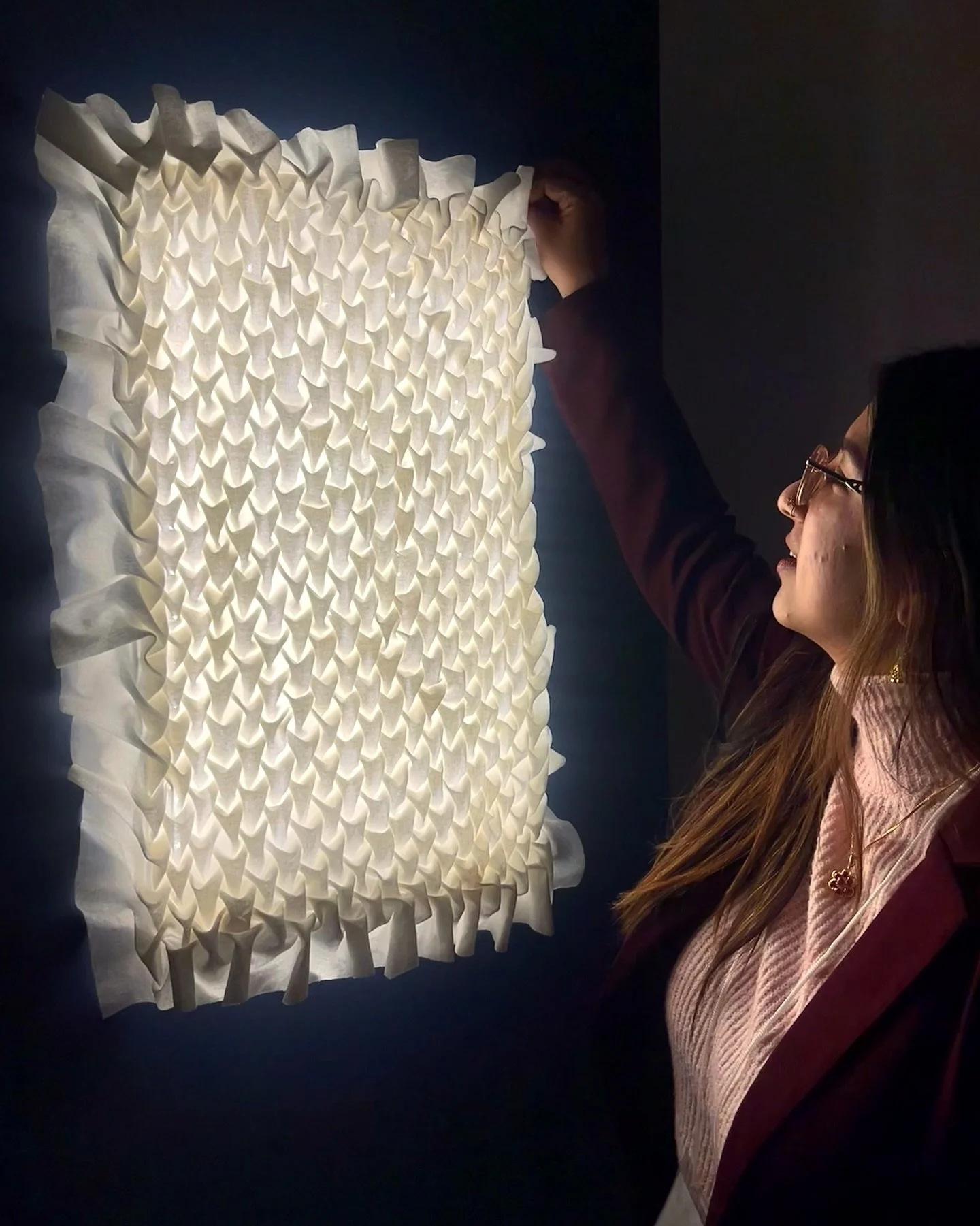 Gathering Light💡20 hours of hand-stitching on linen, combined with lighting designed and built by @kilowattkate, to softly hold and diffuse light. Made for the All Light exhibition curated by @kilowattkate and @commongoodstudio for @designtofestival