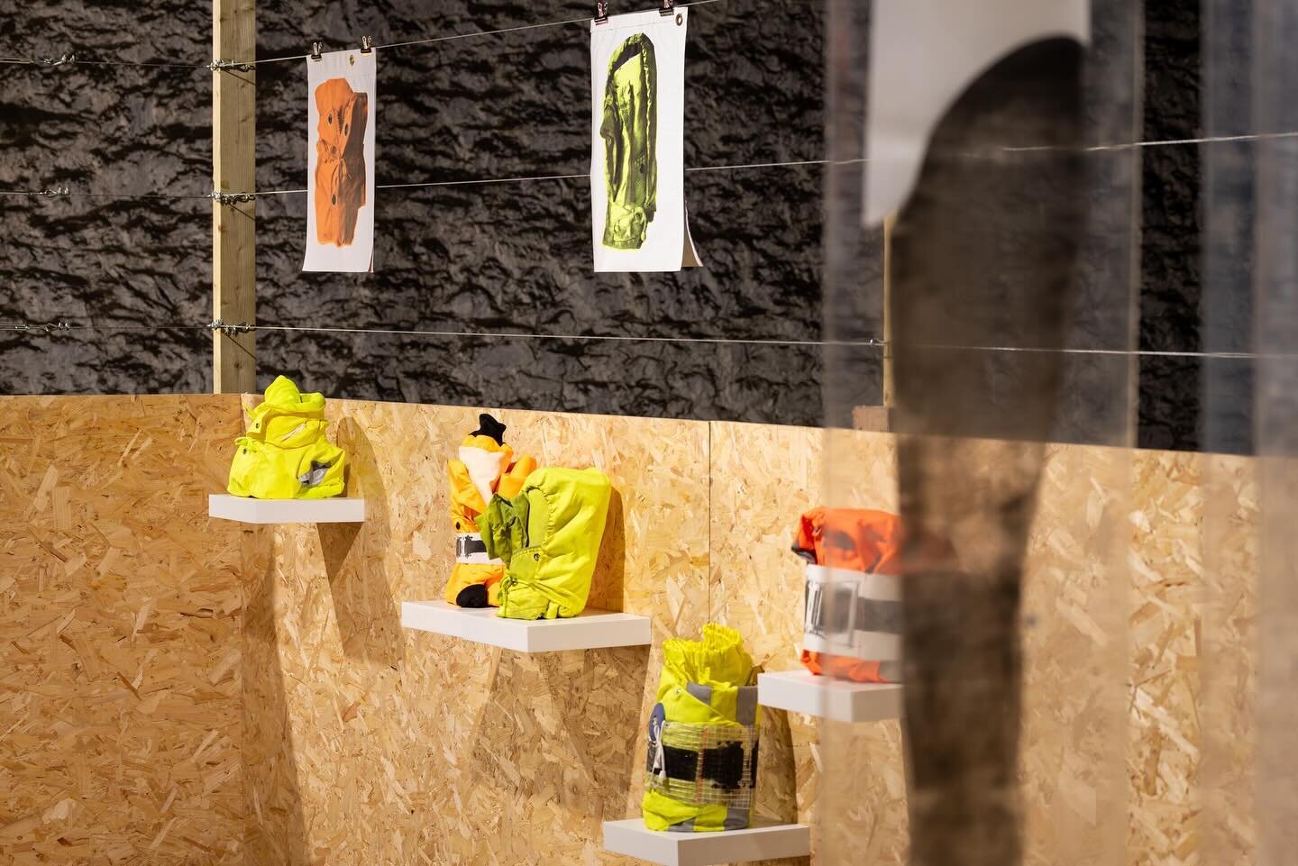 Today is the last day to see Embodied Labour REWORKED

See it from 12-8 in Newton Abbot @maltings.taphouse 

📸 @simontuttyphotography 

#ContemporaryArt #NewtonAbbot #ContemporaryPrint #EmbodiedLabour #HiVis