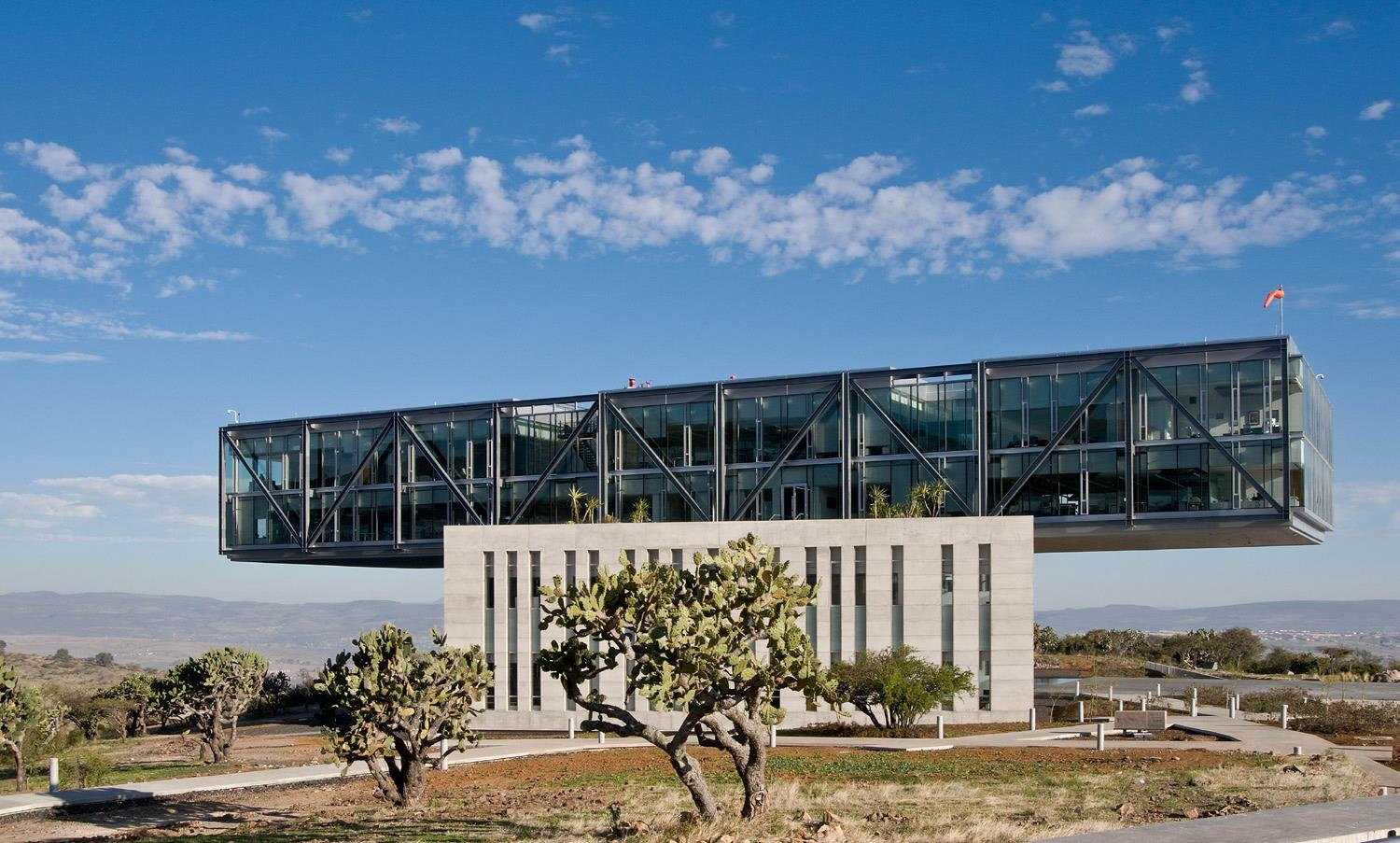 CORPORATIVO CINEPOLIS, MORELIA MICHOACAN MEXICO  40 M. DE CANTILEVER