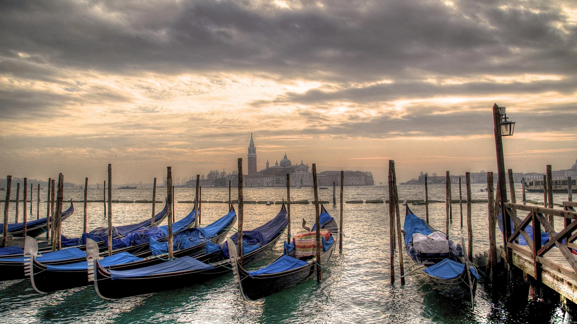 Sunset-in-Venice-looking-across-to-San-Giorgio-from-San-Marco-1920x1080.jpg