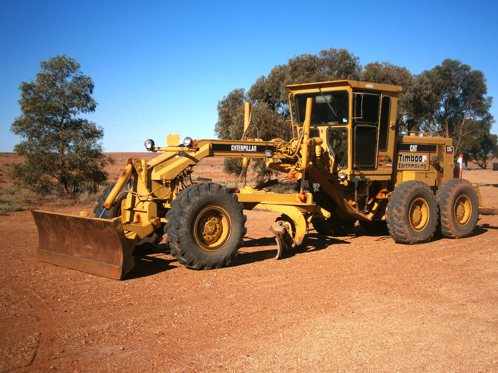 williams-cattle-company-mount-barry-station-south-australia-australia-cattle-station-sa-plant-and-equipment-12-g-cat-grader.jpg