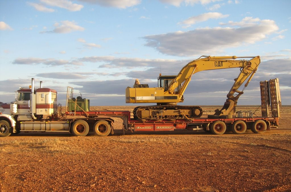 williams-cattle-company-nilpinna-station-south-australia-cattle-station-sa-plant-and-equipment-cat-excavator.jpg