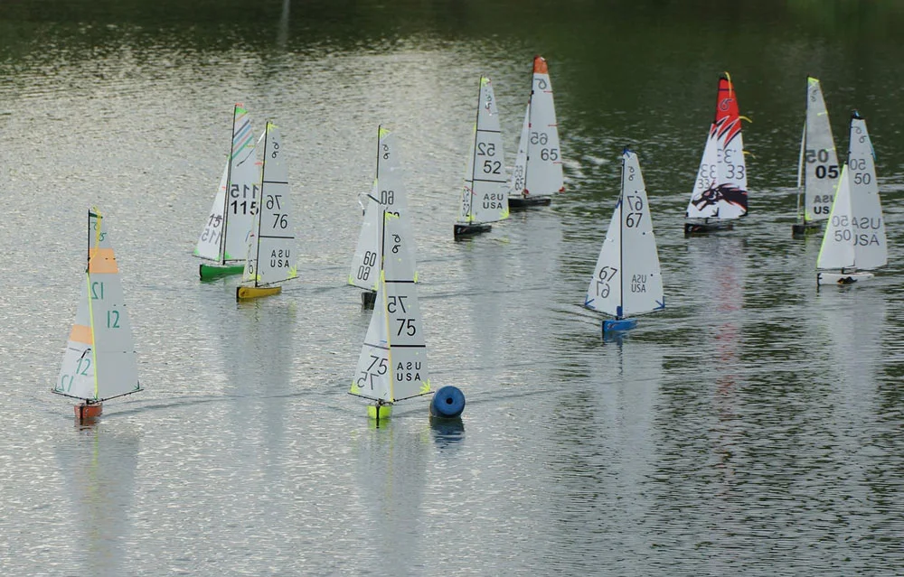 radio-sailing-boats-racing-in-light-wind.jpg
