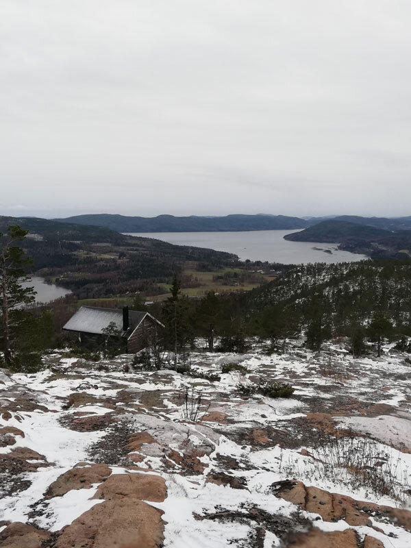 steep-downhill-with-ice-and-snow-skuleberget-trailrunning-big5-bear-path-toppstugan.jpg