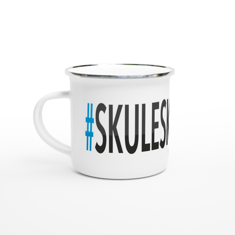 The picture shows a left side view of the 12oz white enamel mug "#SKULESKOGEN Höga Kusten" from the series HIKING #TAGMUG™