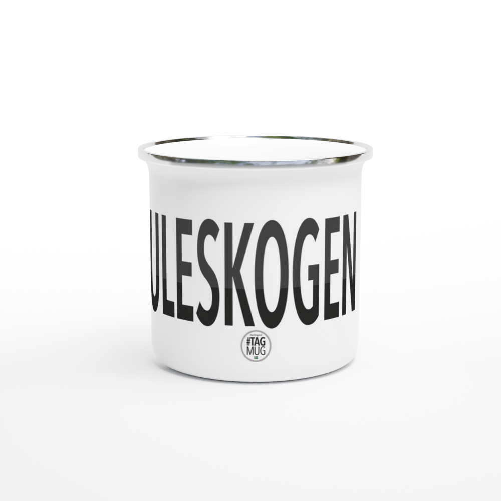 The picture shows the 12oz white enamel mug "#SKULESKOGEN Höga Kusten" from the series HIKING #TAGMUG™, taken from the side opposite to the handle