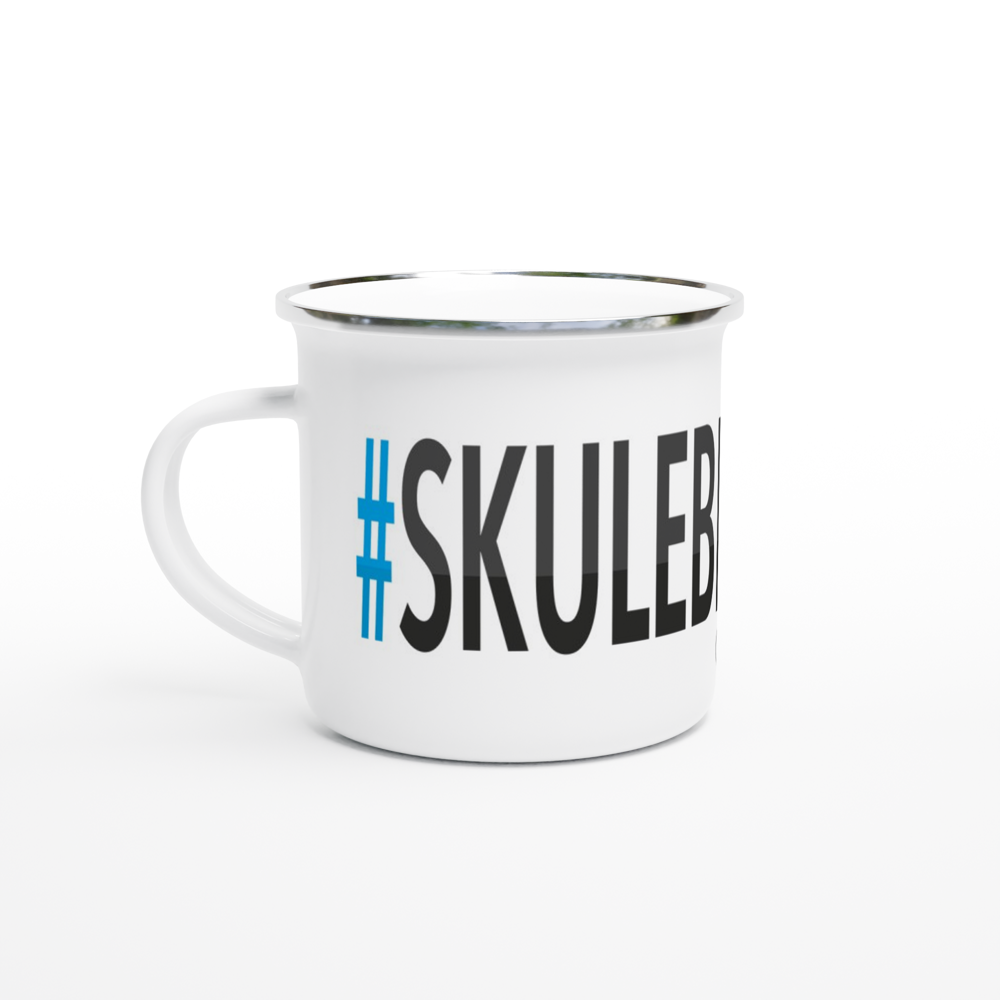 The picture shows a left side view of the 12oz white enamel mug "#SKULEBERGET Höga Kusten" from the series HIKING #TAGMUG™