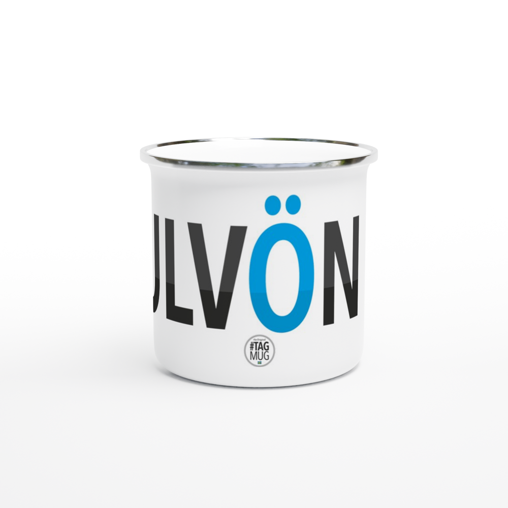The picture shows the 12oz white enamel mug "#ULVÖN Höga Kusten" from the series HIKING #TAGMUG™, taken from the side opposite to the handle
