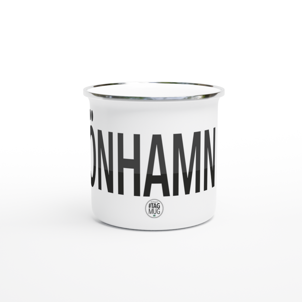 The picture shows the 12oz white enamel mug "#BÖNHAMN Höga Kusten" from the series HIKING #TAGMUG™, taken from the side opposite to the handle