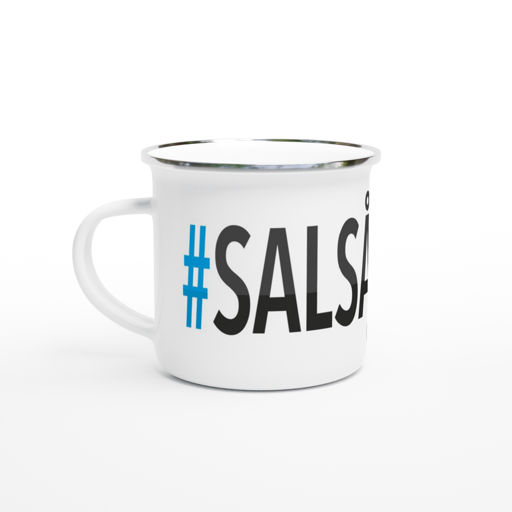 The picture shows a left side view of the 12oz white enamel mug "#SALSÅKER Höga Kusten" from the series HIKING #TAGMUG™