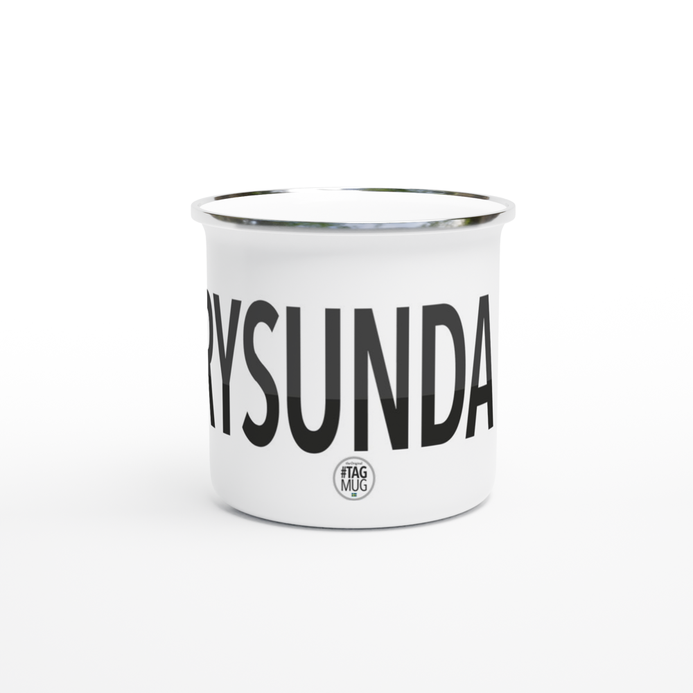 The picture shows the 12oz white enamel mug "#TRYSUNDA Höga Kusten" from the series HIKING #TAGMUG™, taken from the side opposite to the handle