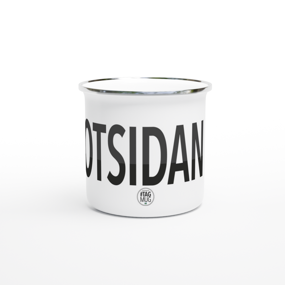 The picture shows the 12oz white enamel mug "#ROTSIDAN Höga Kusten" from the series HIKING #TAGMUG™, taken from the side opposite to the handle