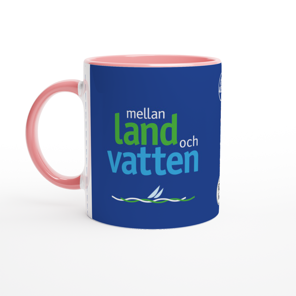 The picture shows a right side view of the 11oz ceramic mug "MELLAN LAND OCH VATTEN" from the series HIGH COAST SAILOR #TAGMUG™ with pink color inside