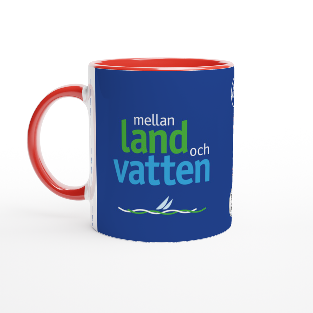 The picture shows a right side view of the 11oz ceramic mug "MELLAN LAND OCH VATTEN" from the series HIGH COAST SAILOR #TAGMUG™ with red color inside