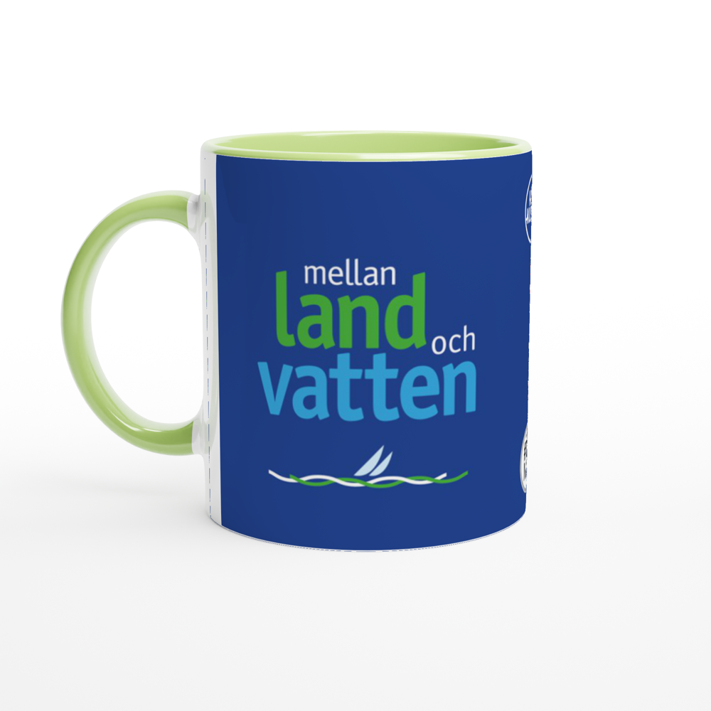 The picture shows a right side view of the 11oz ceramic mug "MELLAN LAND OCH VATTEN" from the series HIGH COAST SAILOR #TAGMUG™ with green color inside