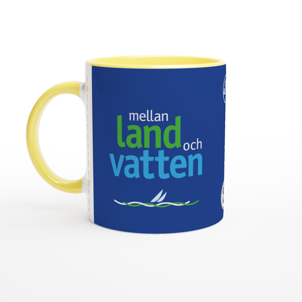 The picture shows a right side view of the 11oz ceramic mug "MELLAN LAND OCH VATTEN" from the series HIGH COAST SAILOR #TAGMUG™ with yellow color inside