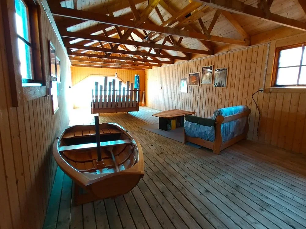 interno-darsena-airbnb-dock-house-boathouse-docksta-living-hoga-kusten-wood-2.webp