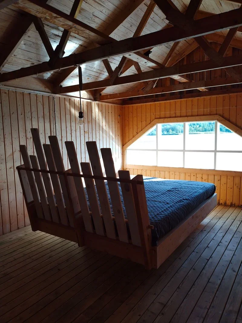 glamour-letto-nmatrimoniale-sopra-acqua-interno-darsena-airbnb-hoga-kusten-docksta-base-camp.webp