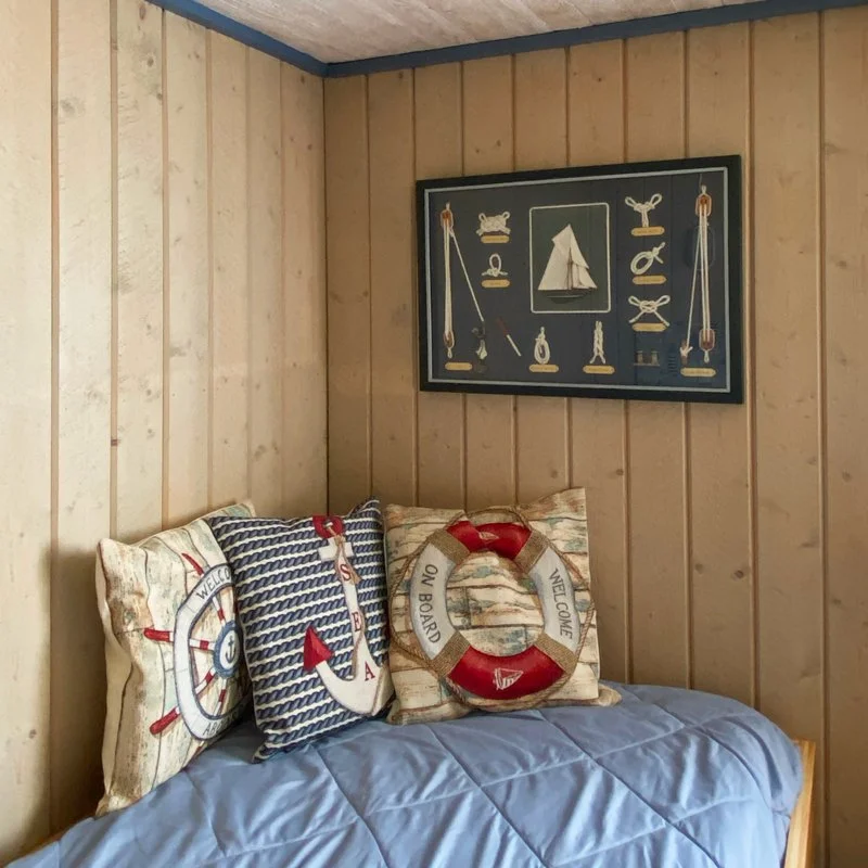 airbnb-curated-single-cabin-interiors-nautical-design-desk-comfort-hoga-kusten-base-camp-docksta-havet-workation.jpg