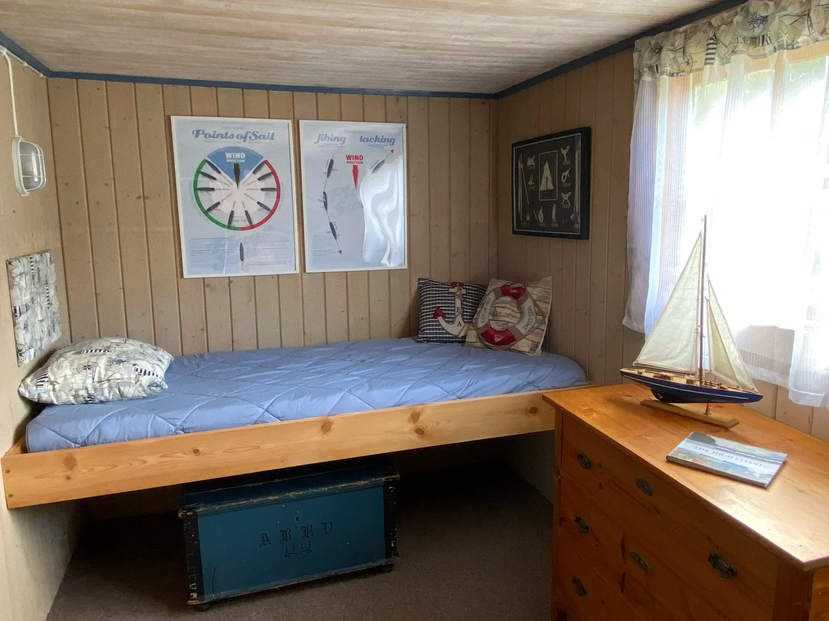 curated-handmade-single-cabin-nautical-style-interiors-airbnb-hoga-kusten-base-camp-docksta-havet-workation.jpg