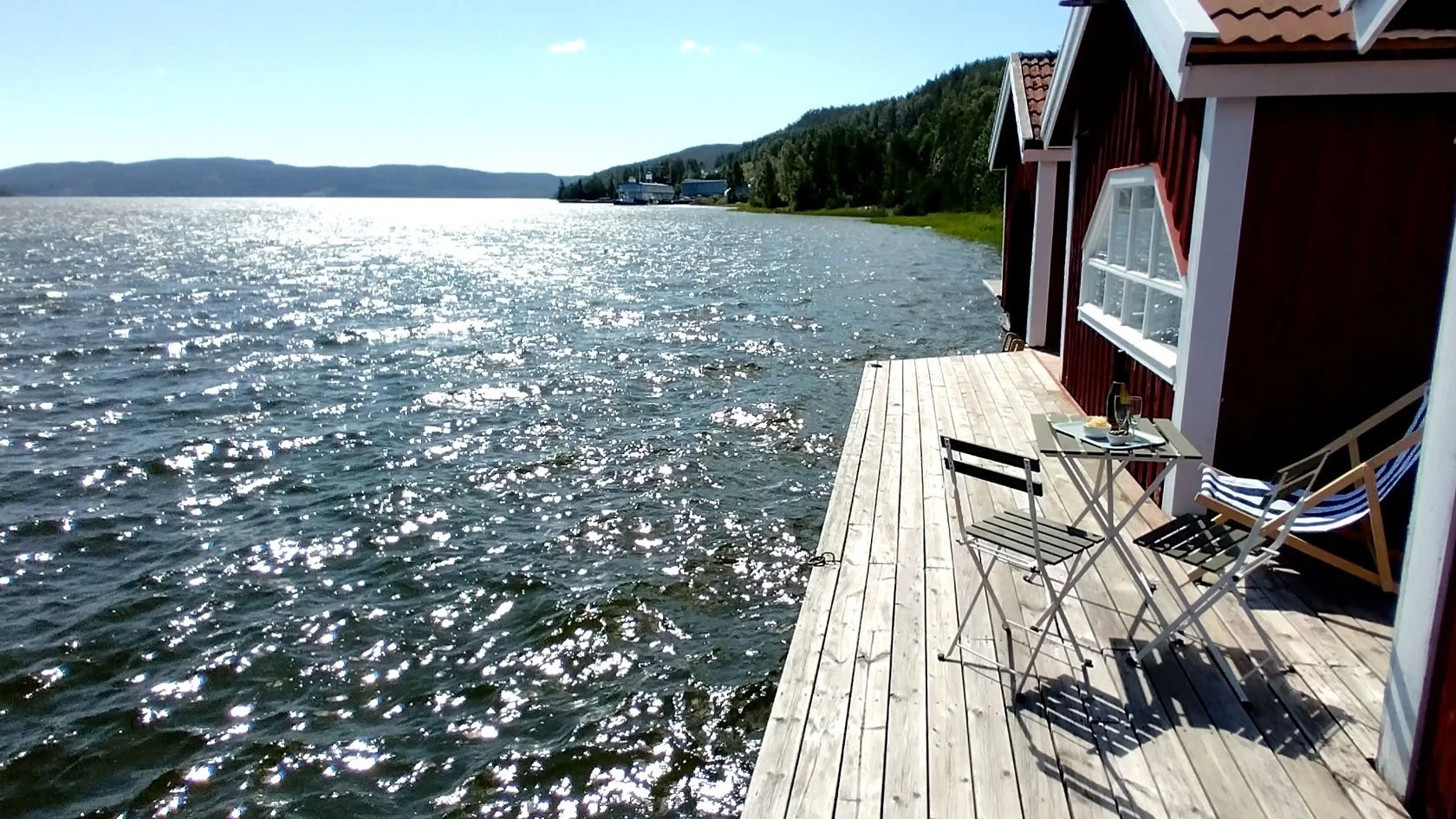having-meals-seaside-holiday-hoga-kusten-boathouse-accommodation-airbnb.jpg