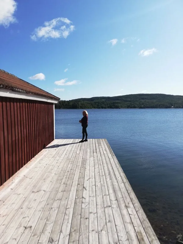 accomodation-in-boathouse-in-docksta-overnight-skuleberget-hoga-kusten-outdoor-skogspaus-relax-grounding-forest-bathing-experience.jpeg