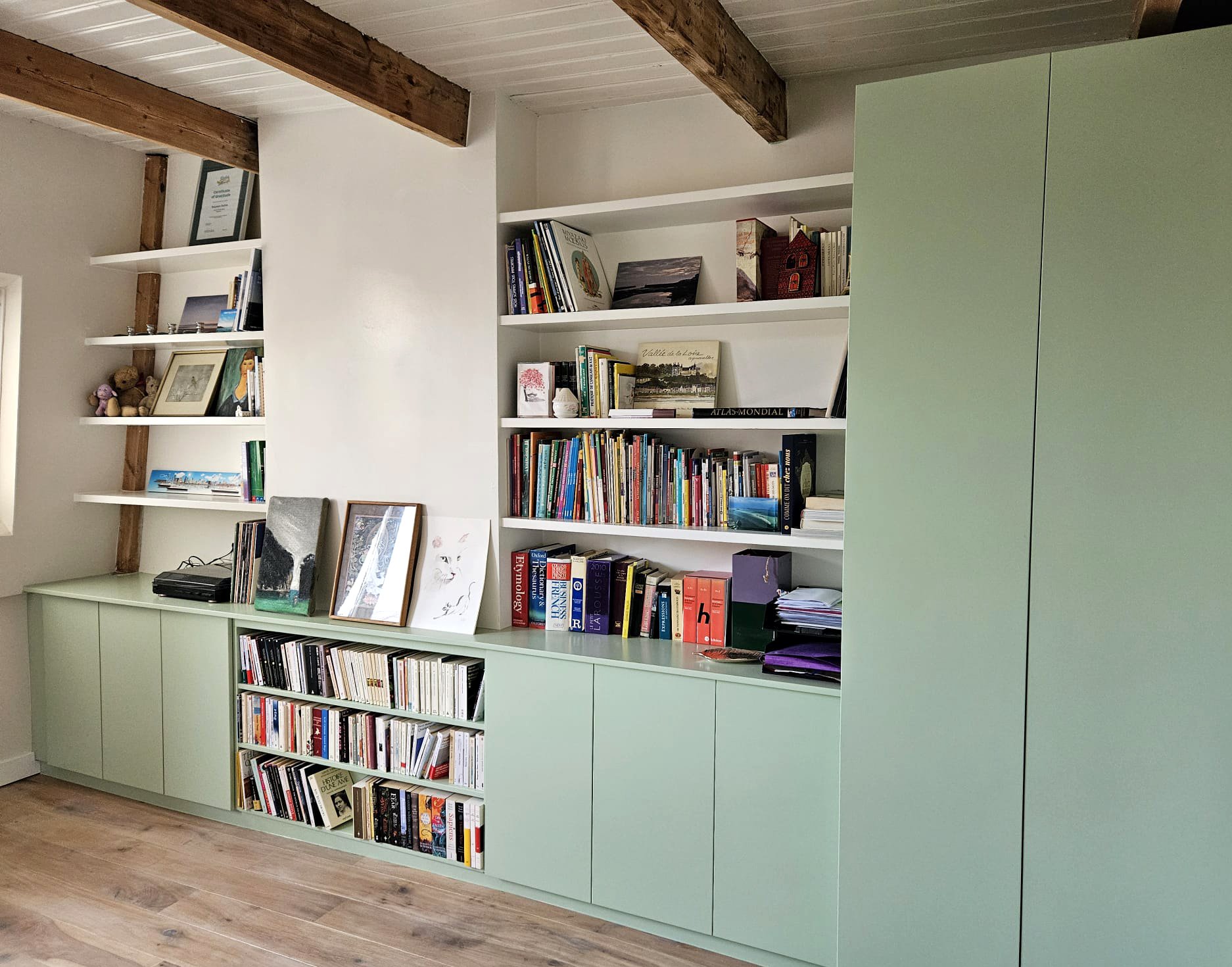 Inbouwkast en boekenkast met groen schilderwerk