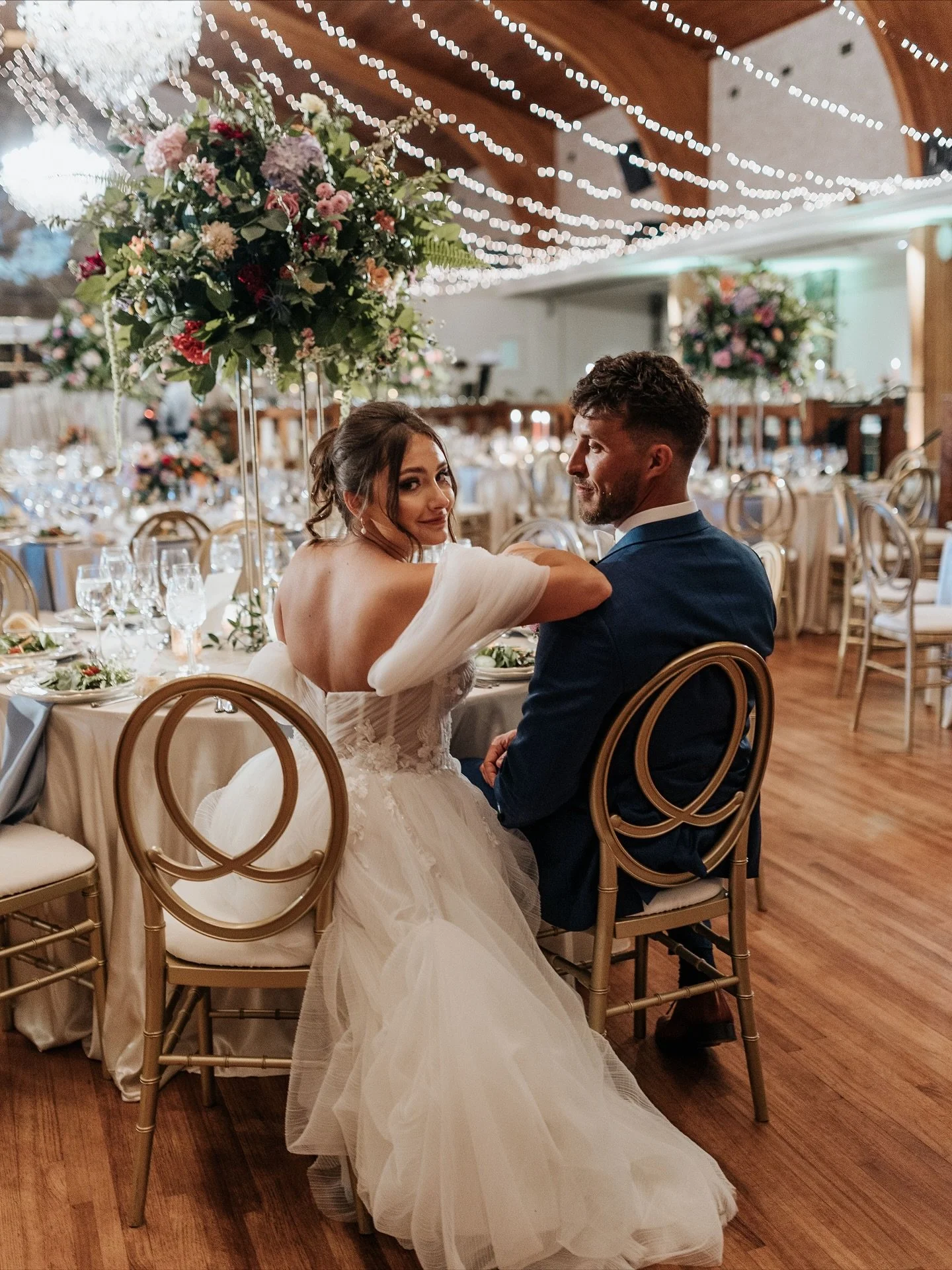 These florals + this lighting at @oglebay.weddings 🤩🤩

Planning @wanderlustweddingsandevents 
Floral Design @sapphireandlace 
Photographer @photobylovelight 
Venue @oglebay.weddings 
Lighting @eflighting 
Hair @simply.captivating.pgh_hair 
Cake @al