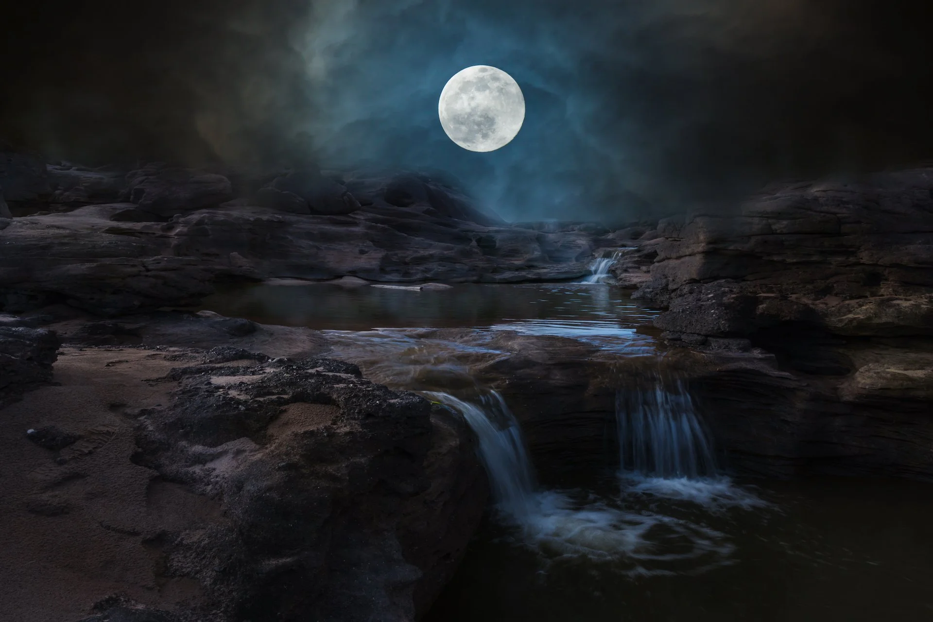 The Moon of Healing: Eclipse Alchemy for Mind and Spirit