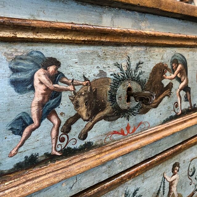 Buongiorno Hercules!  18th century painted  cassettoncino marchigiano. #18thcentury #italianantiques #traditionalantiques #tuscanstylehome #mediterraneanstylehome #tuscanstyle #mediterraneanstyle #refectorytable #refectorystyle #antiquesreproduction 