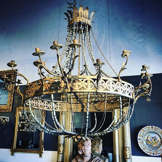 Buonaserata! #belliniantiques #italiandecor #italianantiques #italianchandelier #chandelier