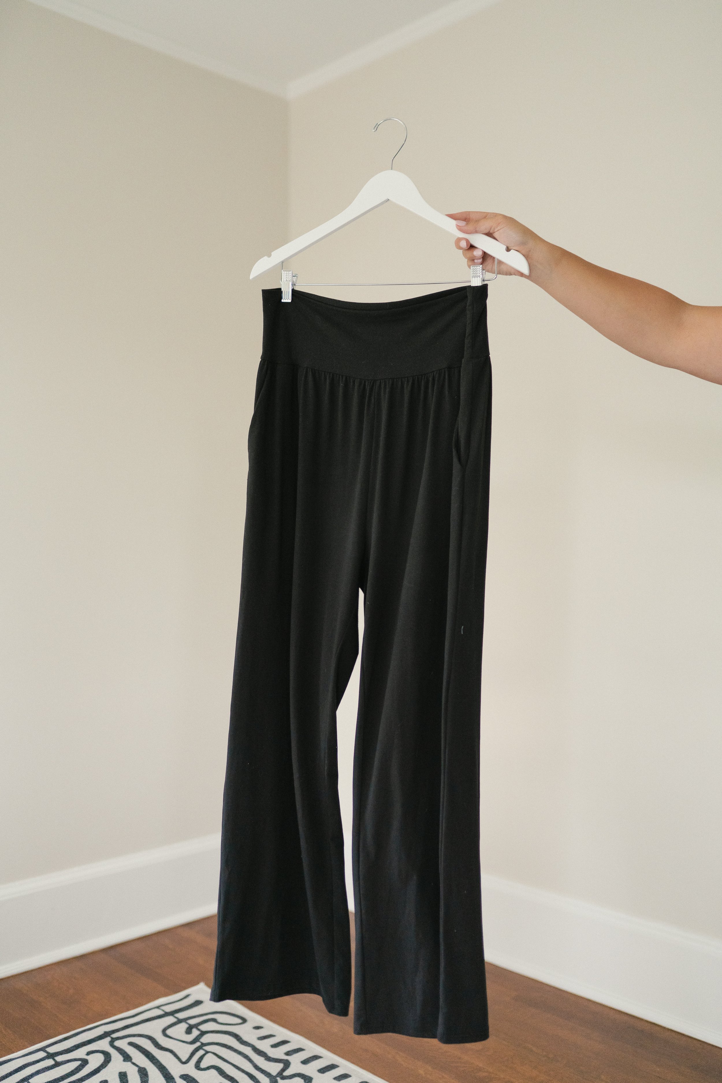 StayAtHome Outfits: 11 Ways To Wear Athleta's Foldover Waist Sweatpants  Wide  leg pants outfit, Wide leg yoga pants, Wide leg yoga pants outfit