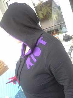 Hoody mit Riot Aufdruck .jpg