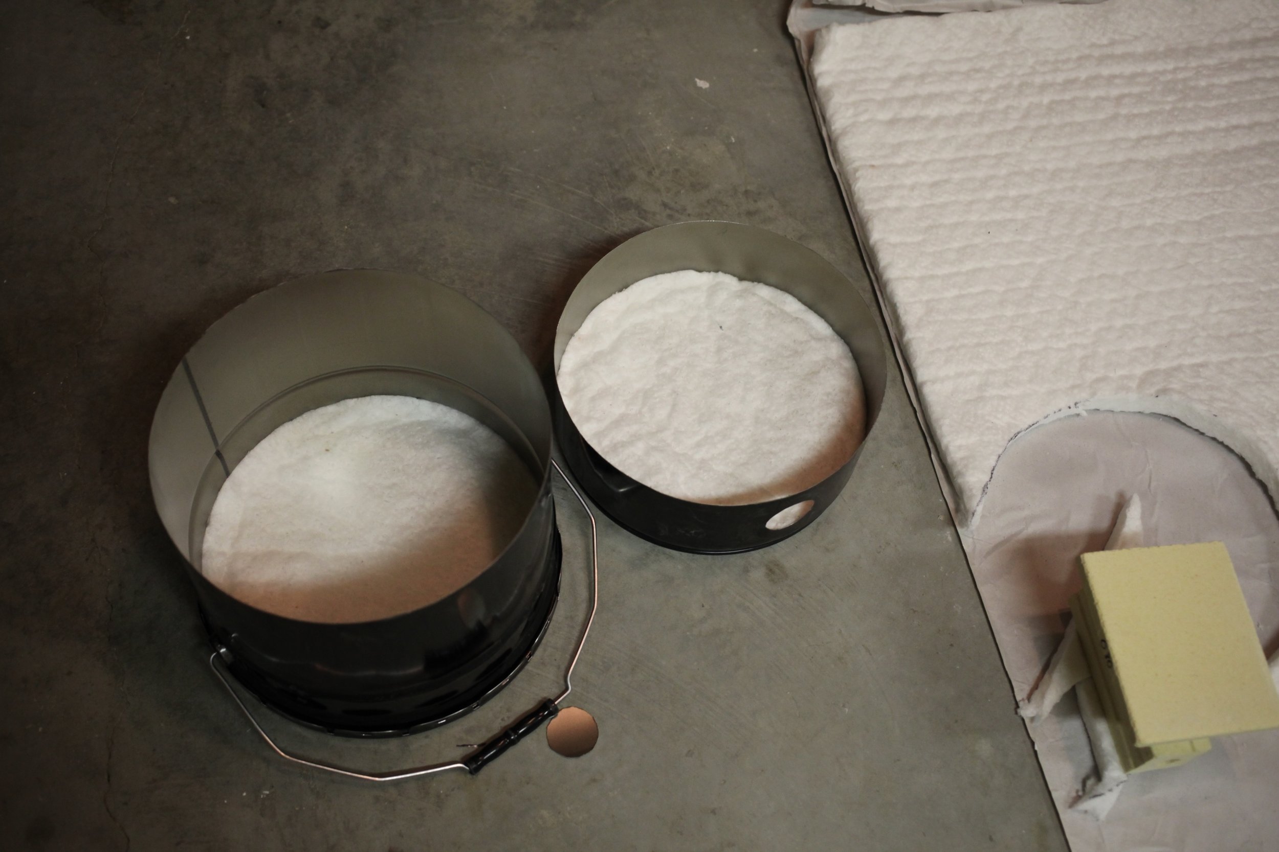  Fit the ceramic blanket into the top and bottom. 