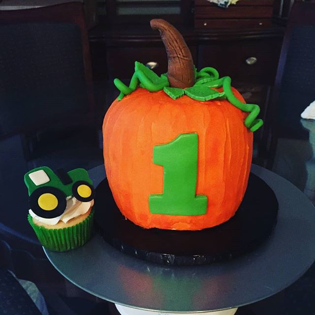 The cutest pumpkin in the patch #blubakery #louisvillebakery #buttercreamcakes #smashcake #tractors @terinewtonhartlage @krisnickel