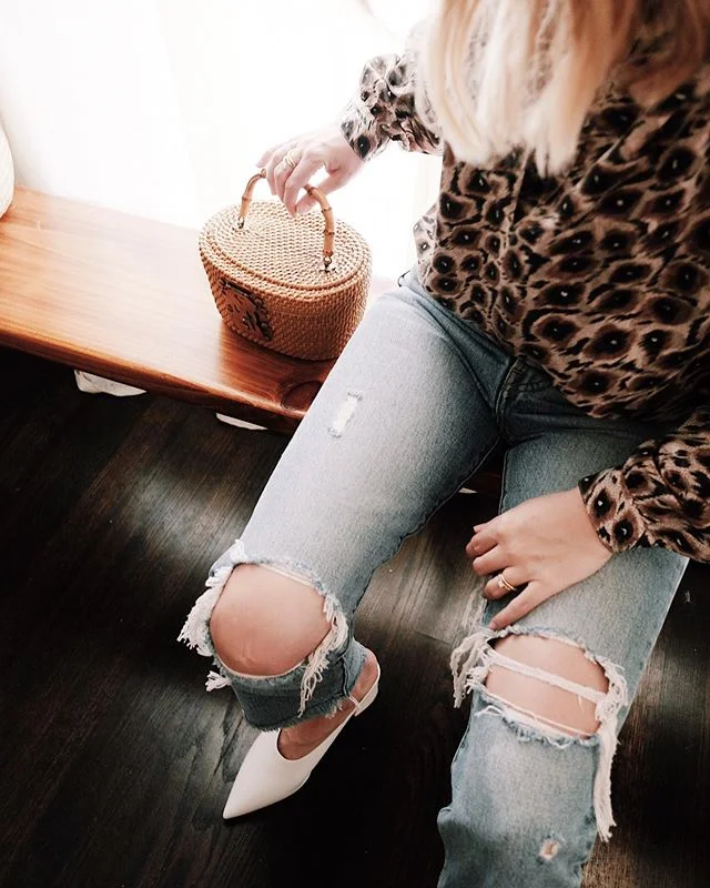 summertime is for wicker purses and distressed jeans✨ #thriftmonth #thethreadswewear #ifindwhatifind