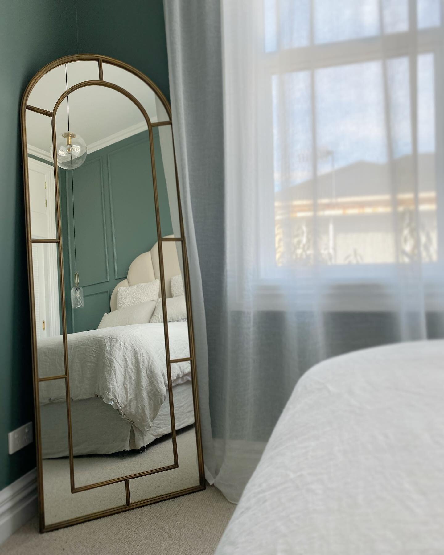 The reflection in that mirror 🙌 Just because a room is small doesn&rsquo;t mean it can pack a punch when it comes to wow factor. 

I love how the mash up of traditional and modern elements in this space come together to create a warm inviting space 