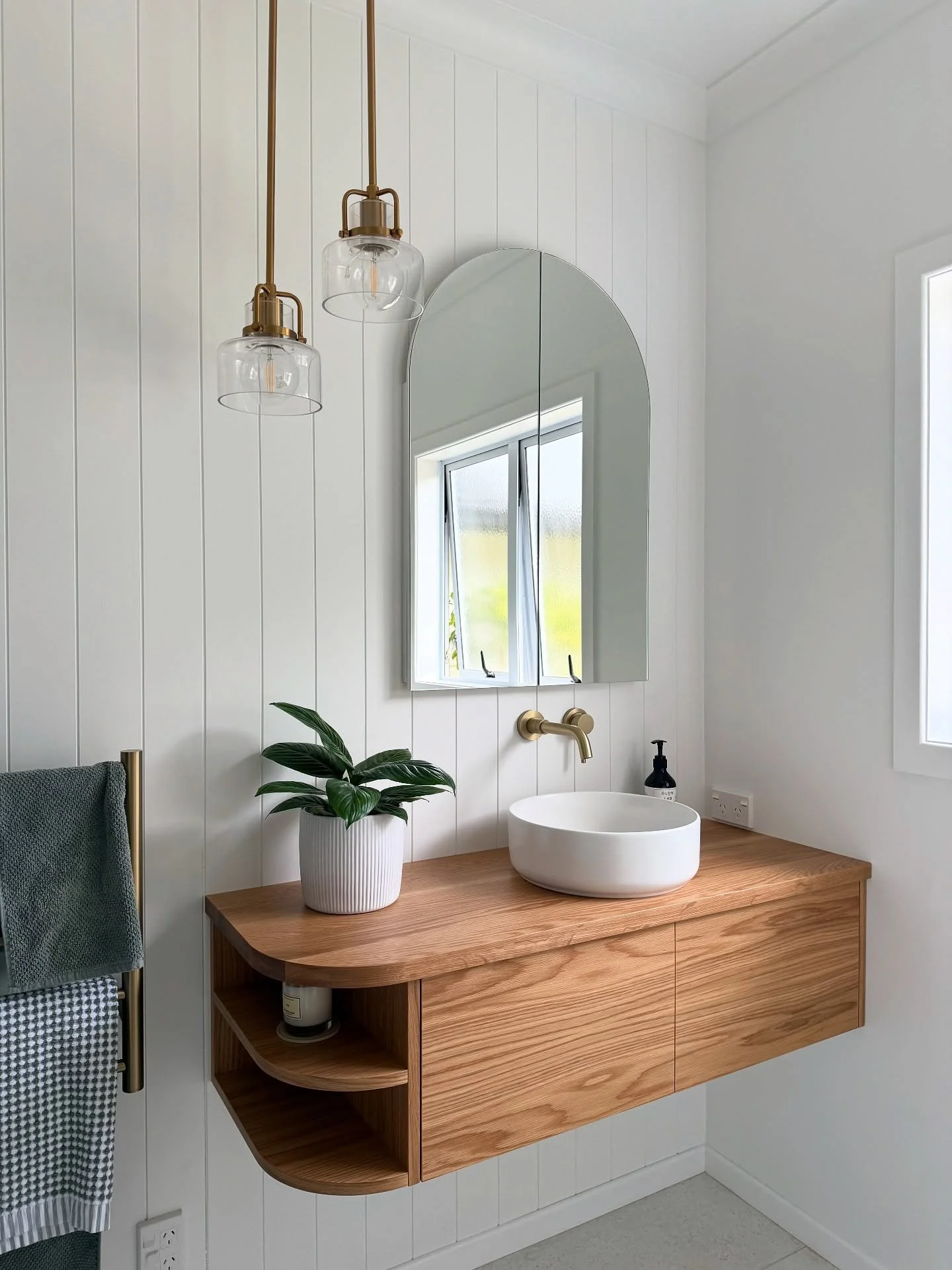 From zero style and zero storage to ample of both 🙌 Obsessed with how good this en-suite has come up. Small spaces need smart design, a couple of the carefully considered decisions include&hellip; 

✨Choosing a recessed mirror with storage. Sitting 