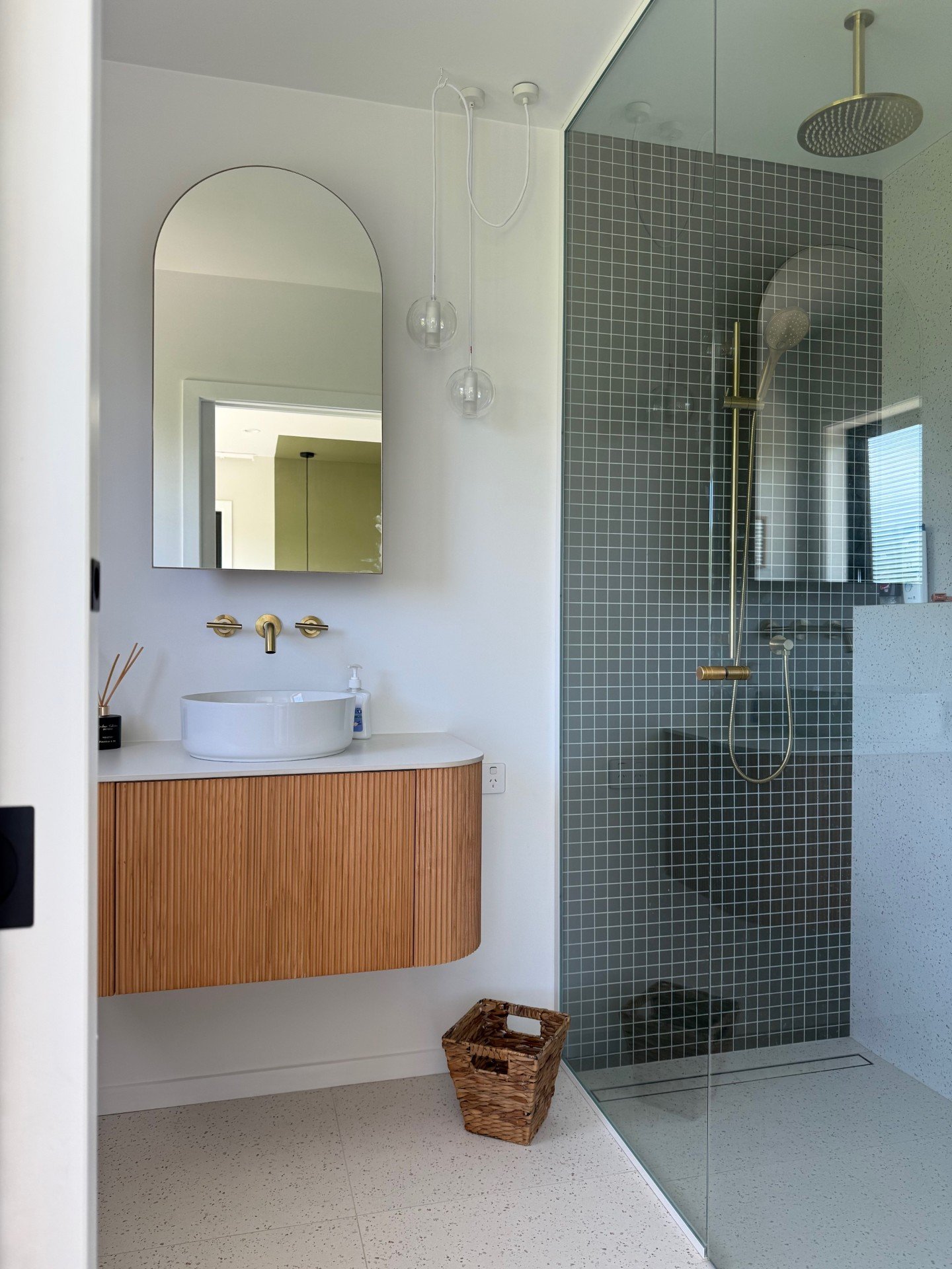 Arends Ensuite 2.jpg